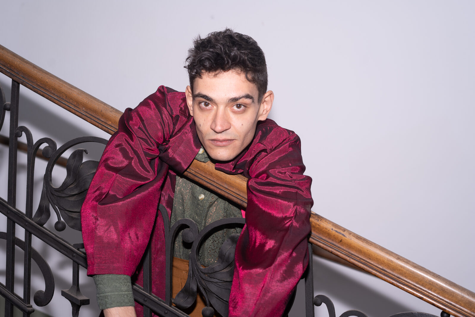 Josef Mohamed in fuchsiafarbener Jacke