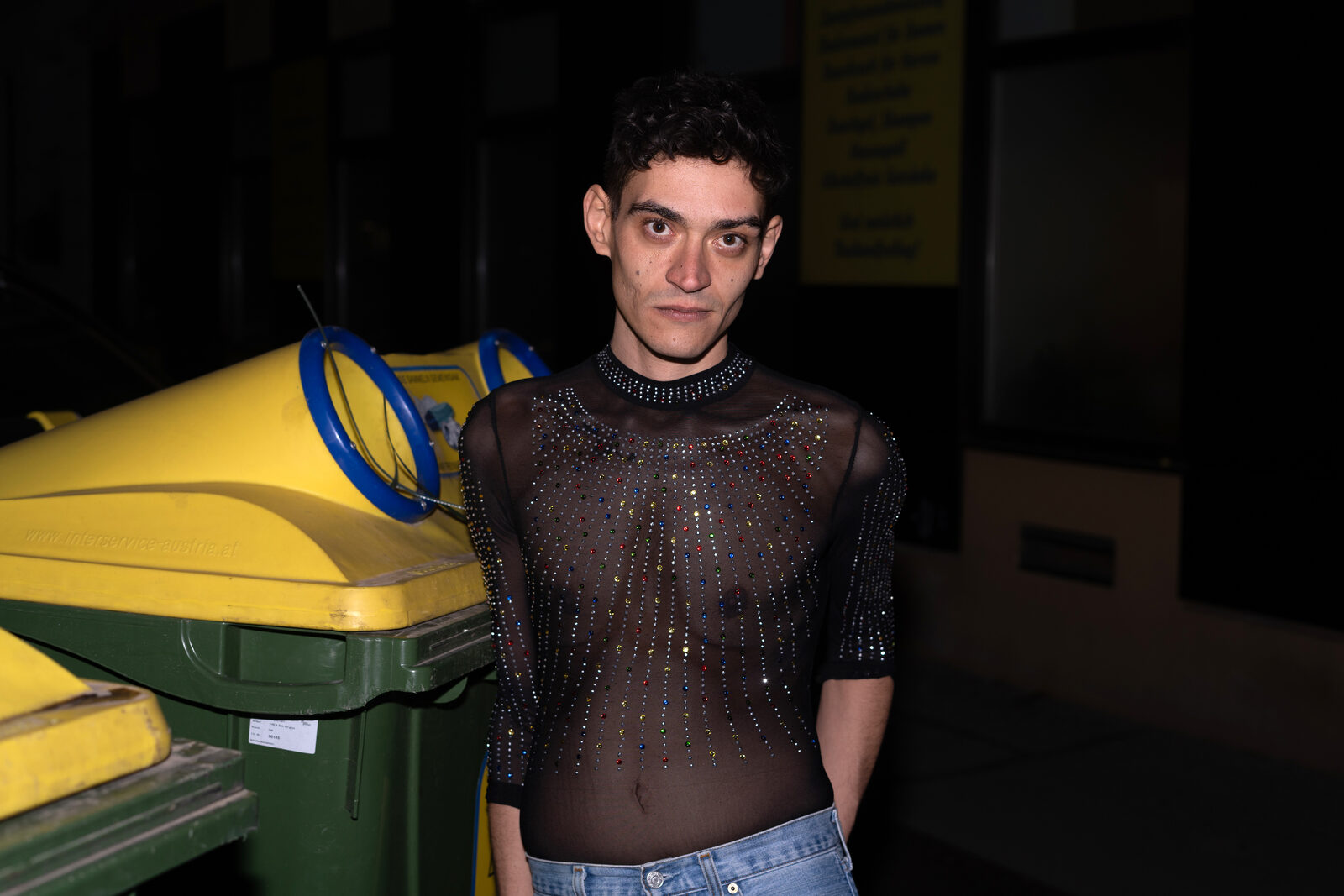 Josef Mohamed im Glitzer-Mesh-Top
